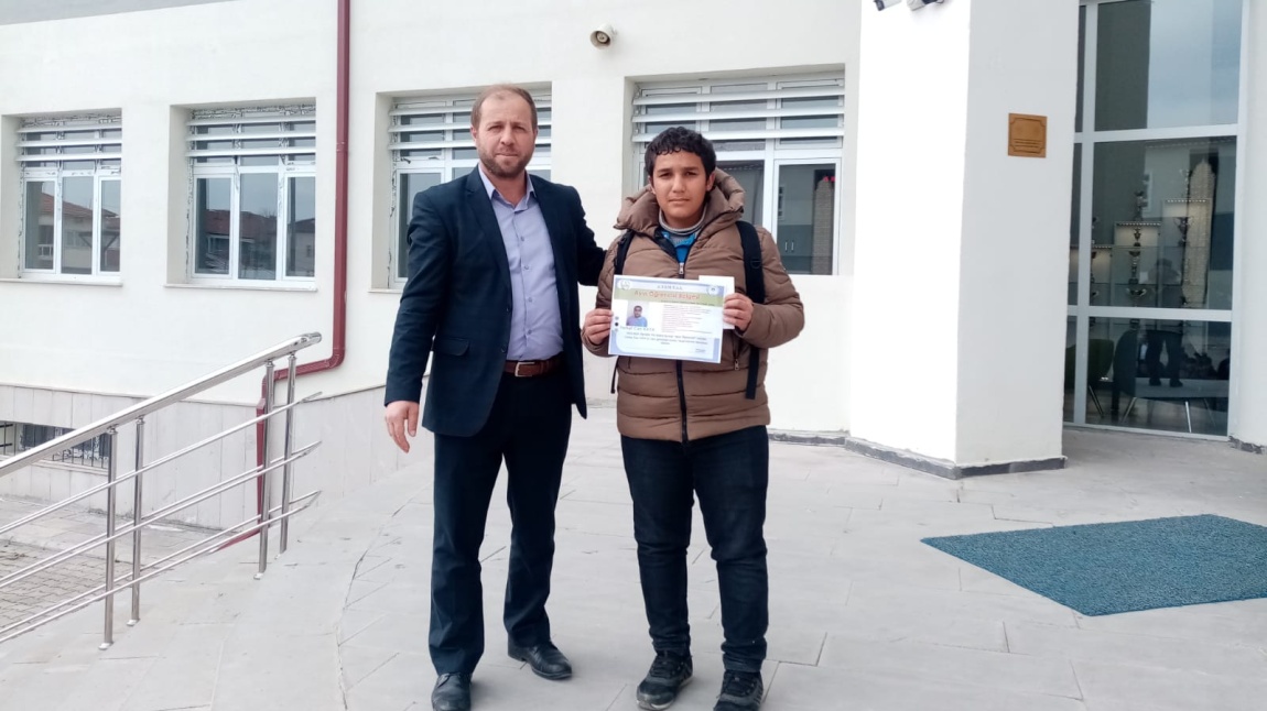 Örnek öğrenci seçilen Ferhat Can KAYA'ya ödülü ve belgesi verildi.